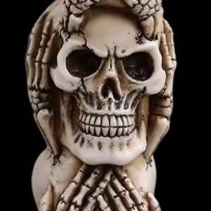 K&ouml;nnte beinhalten: Eine gestapelte Skulptur aus drei Totenk&ouml;pfen, jeder mit H&auml;nden, die Augen, Mund und Ohren bedecken. Die Sch&auml;del sind cremefarben mit detaillierten Knochenstrukturen und stehen auf einem strukturierten, dunklen Sockel. Der Hintergrund ist schwarz.