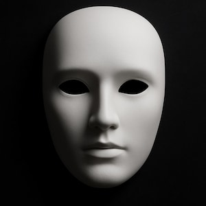 Może przedstawiać: Biała, pusta maska z gładkimi rysami i pustymi oczodołami na czarnym tle. Prosty design maski, z wyraźnym nosem i zamkniętymi ustami, sugeruje teatralny lub artystyczny motyw.