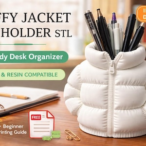 Puede incluir: Un portalápices blanco con forma de chaqueta acolchada lleno de bolígrafos y lápices. El organizador de escritorio tiene el texto "Trendy Desk Organizer" y "PLA & RESIN COMPATIBLE". La imagen también incluye el texto "PUFFY JACKET PEN HOLDER STL" y "INSTANT DOWNLOAD".