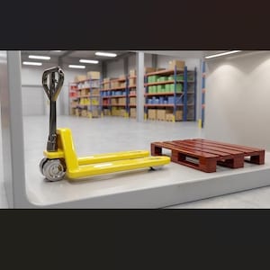 Può includere: Un transpallet manuale giallo brillante con maniglia e ruote metalliche, posizionato accanto a un piccolo pallet in legno marrone scuro. L'attrezzatura è collocata su una superficie liscia e chiara all'interno di un grande magazzino.