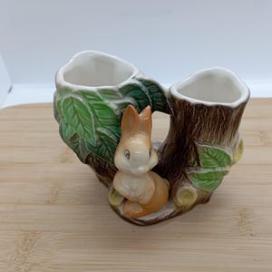 Figura decorativa de conejo sobre tronco de árbol de cerámica vintage de Hornsea, número 25, ideal como regalo de cumpleaños.