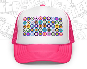 Gorra de camionero con un sutil diseño gráfico que evoca el orgullo LGBTQ y apoya a los aliados, representando 20 banderas del orgullo.