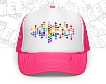 Gorra de camionero con sutil estampado de puntos del orgullo LGBTQ+ que representa 20 banderas del orgullo.