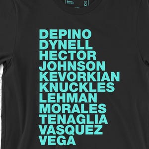 Puede incluir: Camiseta negra con una lista de nombres impresos en azul turquesa: Depino, Dynell, Hector, Johnson, Kevorkian, Knuckles, Lehman, Morales, Tenaglia, Vasquez, Vega.
