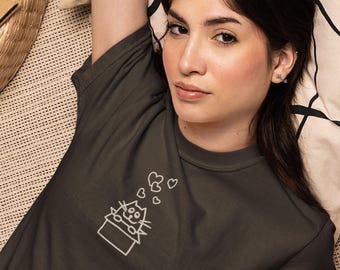 キャット・イン・ア・ボックス 刺繍入り コンフォートカラー Tシャツ
