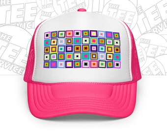 Gorra de camionero con sutil diseño gráfico de cuadrados del orgullo LGBTQ, que representa 20 banderas del orgullo.