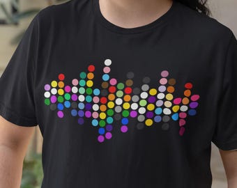 Camiseta con estampado sutil de puntos del orgullo LGBTQ+ que representa a 20 banderas del orgullo.
