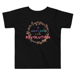A Womxn's Place está en la camiseta de manga corta para niños pequeños Revolución