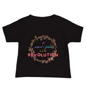 A Womxn's Place está en la camiseta de manga corta con jersey de bebé Revolución
