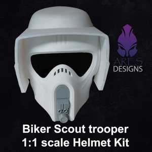 Può includere: Kit di casco in plastica bianca per un Biker Scout Trooper. Il casco è in scala 1:1 e presenta una visiera e una maschera facciale dettagliata. Il kit è per modellismo e richiede assemblaggio.