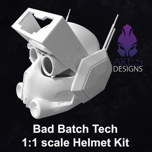 Puede incluir: Un kit de casco blanco a escala 1:1 para un casco Bad Batch Tech. El casco está hecho de plástico y tiene una visera que se puede subir y bajar. El casco tiene una variedad de detalles, incluyendo antenas, respiraderos y una máscara facial.