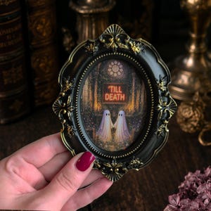 Spookpaar tot de dood hen scheidt, kunstwerk in vintage stijl lijst: gotische wanddecoratie, romantische Halloween kunst, Dark Academia print, griezelig huwelijksgeschenk