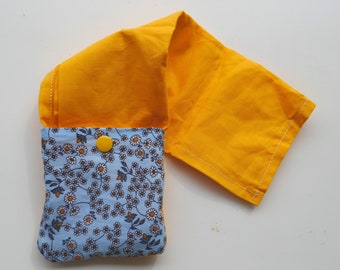 Nomadic table napkin and its integrated pocket