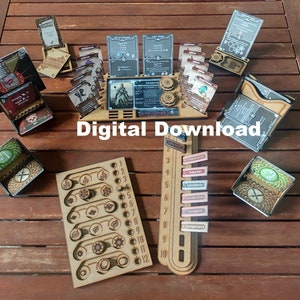 Könnte beinhalten: Ein Satz hölzerner Spielkomponenten für ein Brettspiel. Die Komponenten umfassen einen Kartenhalter, einen Zahlenverfolger, eine Token-Schale und ein Kartenset. Die Komponenten sind aus Holz gefertigt und haben eine natürliche Oberfläche.