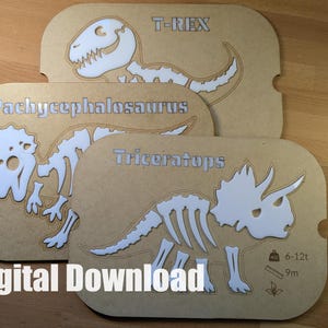 Op de afbeelding: Drie houten dinosaurus skelet uitsnijdingen, met de labels "T-Rex", "Pachycephalosaurus" en "Triceratops". De uitsnijdingen zijn wit op een bruine achtergrond. De tekst "Digitaal Downloaden" staat onderaan de afbeelding.