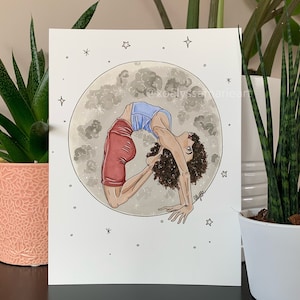 Könnte beinhalten: Eine digitale Illustration einer Person, die Yoga in einer Halbmondpose vor dem Hintergrund eines grauen Mondes mit weißen Wolken macht. Die Person hat braune Haut, braunes Haar und trägt ein blaues Oberteil und eine rote Hose. Die Illustration ist von kleinen weißen Sternen umgeben.