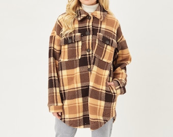 Acogedora chaqueta de sherpa a cuadros extragrande de primera calidad, súper suave y acogedora, con silueta larga de peluche en marrón chocolate, ideal como regalo.