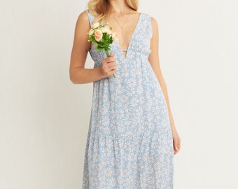 Robe longue bleu poudré à imprimé marguerites rétro. Robe longue sans manches à col en V profond et dos ouvert. Entièrement doublé printemps-été, cadeau de remise des diplômes pour une mère