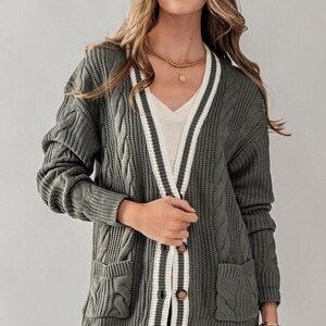 Cardigan maglione con scollo a V lavorato a trecce con colletto a righe, bottoni, tasche frontali, stile college, autunno inverno basic versatile il suo regalo