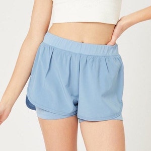 Shorts de corrida atlético * Forro interno com bolso lateral * Ajuste seco * Treino, academia, fitness, ioga, pista, maratona * Azul e branco * Roupa esportiva * 2 em 1