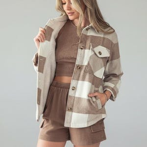 Veste chemise en feutre à carreaux douce et confortable, doublée en sherpa, coupe boyfriend, élégante et confortable, poches latérales et poitrine, poignets boutonnés, col, cadeau pour elle