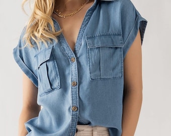 Chemise décontractée à manches courtes en chambray et en tencel Col V profond, chemisier doux Poches à rabat sur le devant Manches larges Couleur denim Top boutonné Blanc rose