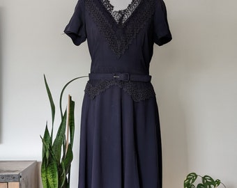 Vintage 1940s Navy Crepe Dress – Lace V-Neck, Swing Skirt