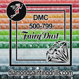 Op de afbeelding: Een kleurrijke afbeelding met rijen diamant schilderboren in verschillende kleuren. De tekst "DMC 500-799 Fairy Dust" wordt weergegeven, samen met een diamantafbeelding en een feeënlogo. De website diamondpaintingdrills.com is ook zichtbaar.