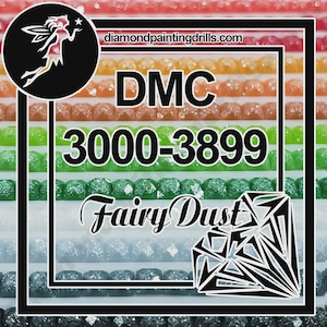 Puede incluir: Un kit de pintura de diamantes colorido con el texto "DMC 3000-3899 Fairy Dust". La imagen presenta filas de cuentas de diamantes de colores y un logotipo de hada. También se ve el sitio web diamondpaintingdrills.com.
