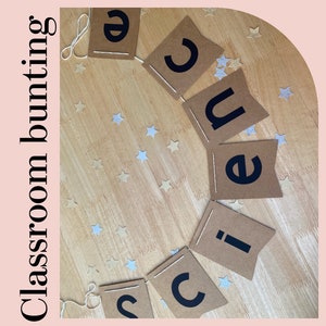Pu&ograve; includere: Un'insegna da classe in carta marrone con la parola "scienza" scritta in lettere nere. L'insegna &egrave; infilata su uno spago bianco ed &egrave; decorata con stelle glitterate argentate e dorate.
