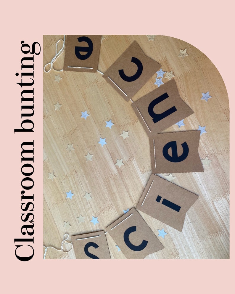Pu&ograve; includere: Un'insegna da classe in carta marrone con la parola "scienza" scritta in lettere nere. L'insegna &egrave; infilata su uno spago bianco ed &egrave; decorata con stelle glitterate argentate e dorate.