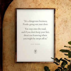 Può includere: Una stampa incorniciata con una citazione di J.R.R. Tolkien de Il Signore degli Anelli. La citazione dice: "È un'impresa pericolosa, Frodo, uscire dalla tua porta. Metti piede sulla strada, e se non tieni i piedi, non si sa dove potresti essere trascinato."