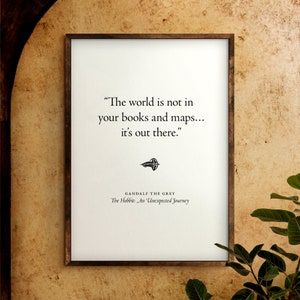 Die Welt ist nicht in deinen Büchern und Karten... sie ist da draußen. | Gandalf | Der Hobbit | Digitaler Download | Zitat Print