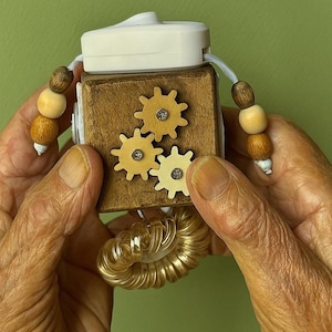 Sensorisk träkub för demens, fidgetleksak för Alzheimers, arbetsterapeutisk aktivitetstavla
