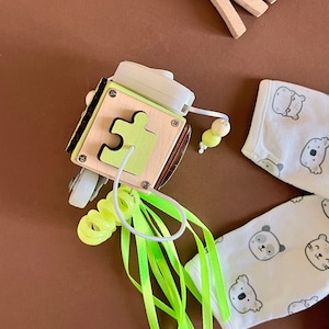 Jouet montessori pour bébé, cube sensoriel pour la motricité fine, planche d'activités pour tout-petits