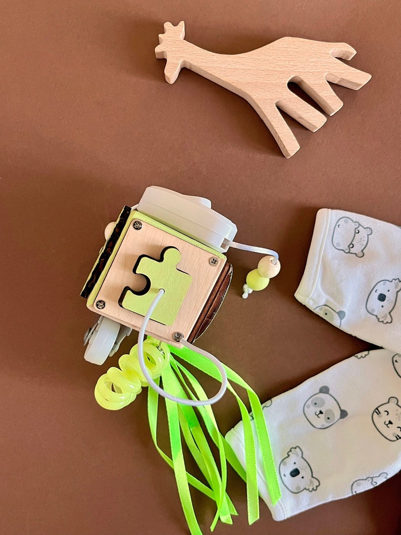 Baby Montessori Spielzeug für die Reise Sinneswürfel für Feinmotorik Kleinkind Aktivitätsbrett