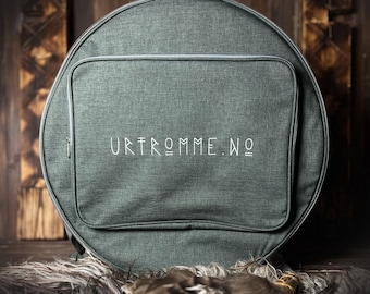 Puede incluir: Una bolsa de tambor de tela verde oscuro con un bolsillo con cremallera y el texto "URTROMME.NO" bordado en blanco.
