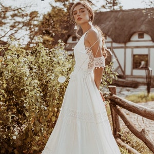 Vintage Sleeveless A-Line Lace Bohemian Wedding Dress Boho Wedding Gown Off Shoulder Simple Modern - Venus