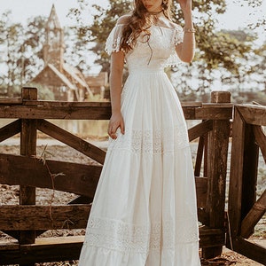 Vintage Off Shoulder A-Line Lace Bohemian Wedding Dress Boho Wedding Gown Simple Modern - Sun