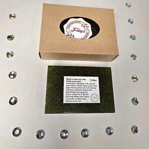 May include: A green bar of soap with a label that reads "SOAP to reduce the cloth (Cloth on the skin) HONEY Antioxidant, exfoliating, with minerals and vitamins. Deeply cleans, Closes open pores removing dead cells and reducing dark spots (melasma) Regenerative, moisturizing Anti-aging and It gives luminosity to the skin. May help reduce acne if there is one well, it helps to kill bacteria on the skin."