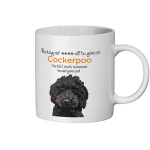 Può includere: Tazza in ceramica bianca con un'illustrazione di un Cockerpoo nero. La tazza ha il testo "Working my **** off to give my Cockerpoo the life I wish someone would give me!" stampato.