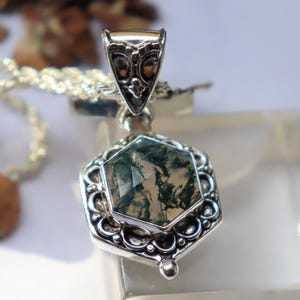 Colgante hexagonal de ágata musgosa bañado en plata vintage, collar con medallón hecho a mano.