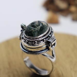 Anillo de ágata musgosa con veneno, chapado en plata 92,5 con compartimento oculto