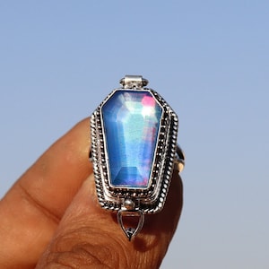 Anel de veneno de caixão de opala Aurora, anel de caixão de esqueleto, anel de caixa de veneno de compartimento, anel banhado a prata de caixão, anel feito à mão, presente para ela,