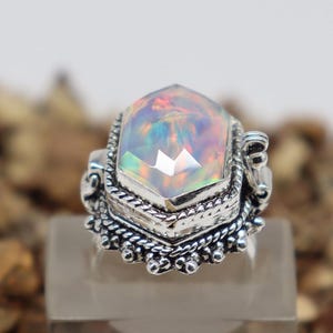 Aurora Opal Gift Ring, Sterling Silber überzogen, Hexagon Fach Medaillon Ring
