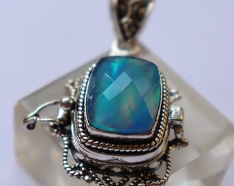 Ciondolo vintage Aurora Opal Poison, collana con portapillole placcato argento