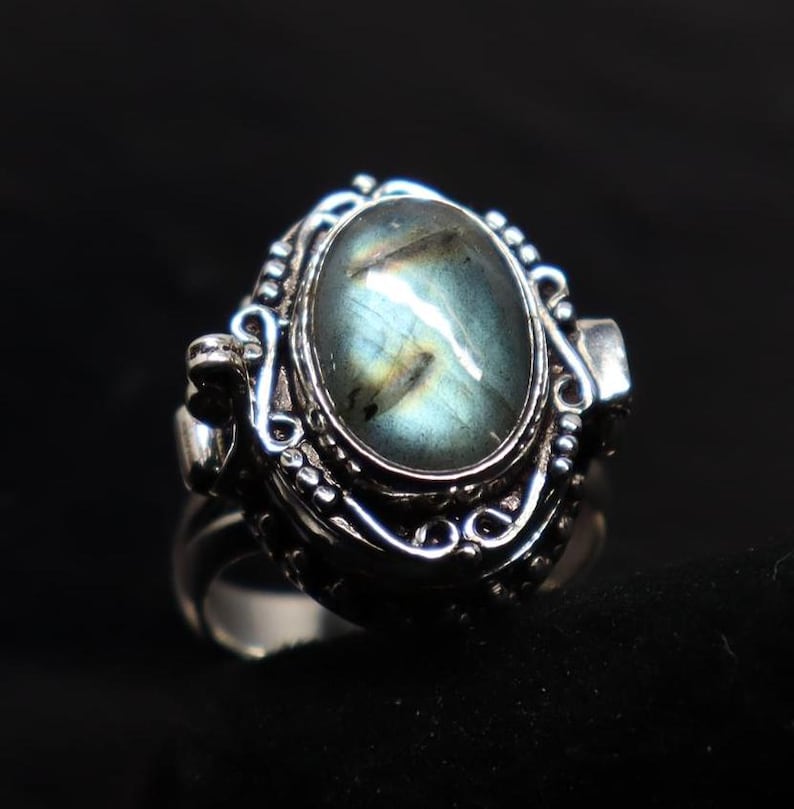 Op de afbeelding: Een zilveren ring met een ovale labradorit-edelsteen gezet in een filigraan ontwerp.