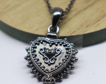 Collar con medallón en forma de corazón: Caja de mensaje secreto hecha a mano en rodio negro