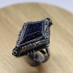 Anillo de veneno de arenisca azul, anillo de veneno hecho a mano, anillo de caja con compartimentos, anillo de veneno vintage con piedra de nacimiento de junio, anillo de Roudhiem negro