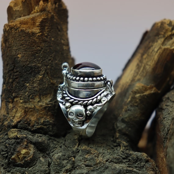 Skull poison hotsell ring